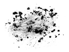 charbon de bois ou poussière de charbon. texture de charbon de bois noir. Poussière de charbon de bois noir isolé sur fond blanc photo