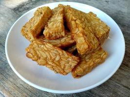 tempeh frit sur une assiette. cuisine culinaire indonésienne photo