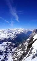 scène verticale de l'aventure titlis de la vallée des montagnes enneigées en suisse, en europe photo