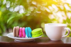 macarons de la saint-valentin avec café sur table en bois. image tonique photo