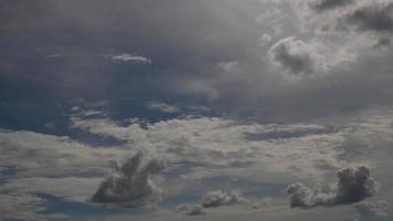 photo d'un ciel nuageux blanc par une chaude journée