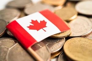 pile de pièces d'argent avec le drapeau du canada, concept bancaire financier. photo