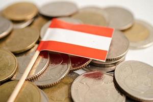 pile de pièces d'argent avec le drapeau de l'autriche, concept bancaire financier. drapeau, photo