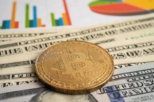 bitcoin d'or sur les billets en dollars américains pour l'échange électronique mondial d'argent virtuel, blockchain, cryptocurrency photo