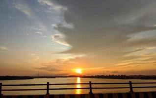 profiter de la magnifique vue du coucher de soleil depuis le pont photo