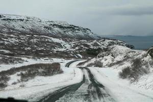 route sinueuse de neige sur une côte islandaise photo