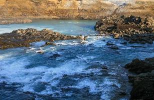 rivière froide qui coule entre les rochers en islande photo