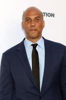 los angeles, 22 avril - le sénateur cory booker du new jersey au gala de la société humaine 2017 aux studios parmount le 22 avril 2017 à los angeles, ca photo