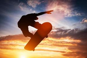 skateur 3d sautant au coucher du soleil. photo