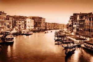 Venise, Italie. gondole flotte sur le grand canal au coucher du soleil photo