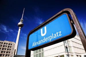 Berlin, Allemagne, 2022 - u-bahn alexanderplatz sur la tour. berlin, allemagnesign et télévision photo