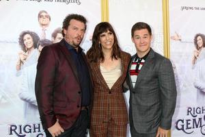 los angeles, 25 juillet - danny mcbride, edi patterson, adam devine à la première projection des pierres précieuses justes au paramount theatre le 25 juillet 2019 à los angeles, ca photo