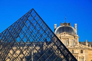 paris, france 2022 - extérieur du musée du louvre photo