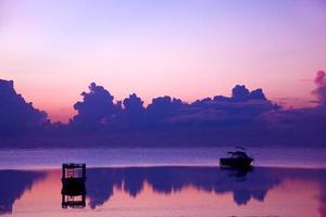 coucher de soleil sur l'océan, bateau. photo