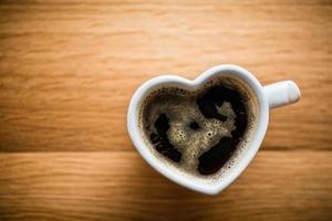 café noir, expresso dans une tasse en forme de coeur photo