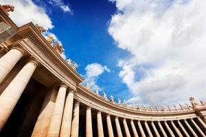 St. colonnades de la basilique saint-pierre, colonnes dans la cité du vatican. photo