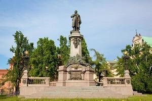 varsovie, pologne, 2022 - monument adam mickiewicz à varsovie, pologne photo