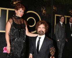 los angeles, 17 septembre - erica schmidt, peter dinklage à la hbo emmy after party, 2018 au pacific design center le 17 septembre 2018 à west hollywood, ca photo