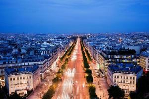 avenue des champs-elysées à paris, france la nuit photo