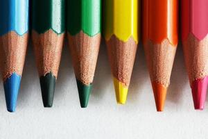 gros plan de crayons colorés isolés sur blanc