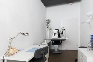 cabinet d'opticien avec matériel médical. photo