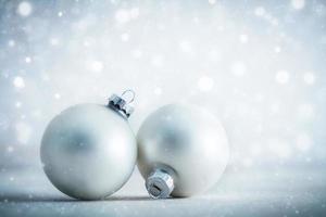 décoration de boules de verre de noël sur fond de paillettes givrées photo