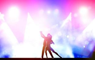 un couple de danseurs dans une pose de danse élégante et passionnée dans les lumières du club photo