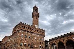 palazzo vecchio à florence, italie un jour nuageux photo