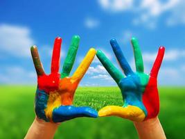 mains colorées peintes montrant le moyen d'effacer la vie heureuse photo