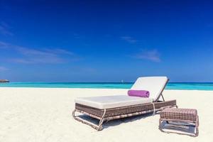 transat sur une plage de sable tropical beacha une petite île aux maldives, océan indien photo