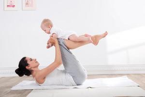 gymnastique mère et bébé photo