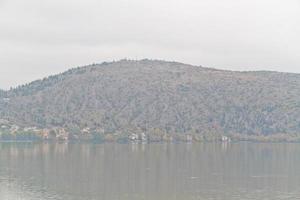 vieille ville traditionnelle de kastoria au bord du lac en grèce photo