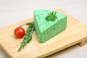 fromage pesto vert et feuilles de basilic photo