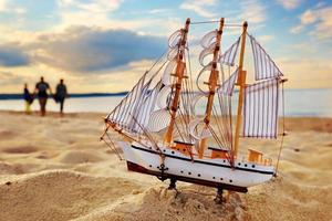 modèle de bateau sur la plage d'été au coucher du soleil photo