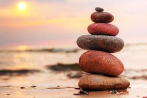 pyramide de pierres sur le sable symbolisant le zen, l'harmonie, l'équilibre photo