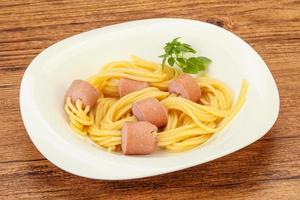 spaghetti de pâtes aux saucisses pour enfants photo