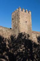 vieux mur et tour de la ville de barcelone photo