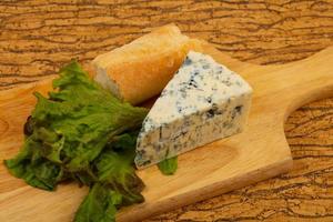 fromage bleu avec des feuilles de salade photo
