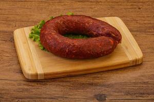 saucisse krakowska sur le plateau photo