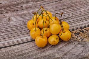 tas de cerises jaunes mûres douces photo