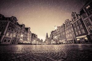 vieille ville historique pavée sous la pluie la nuit. wrocław, pologne. ancien photo