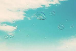 bulles de savon volant dans l'air. ciel de nuages gonflés. ancien photo