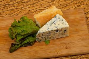 fromage bleu avec des feuilles de salade photo