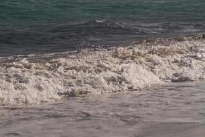 vagues de la mer sur la mer méditerranée photo