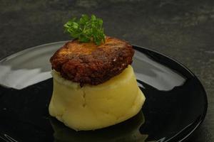 purée de pommes de terre avec escalope maison photo