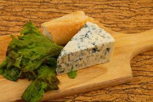 fromage bleu avec des feuilles de salade photo