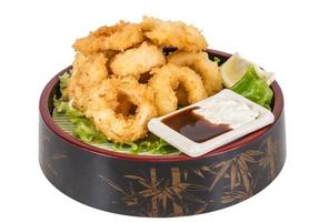 calamars frits à la pâte profonde avec salade verte photo