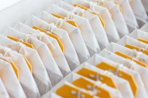 sachets de thé jaunes étiquetés dans une rangée. photo