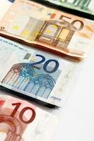 divers billets de banque en euros d'affilée