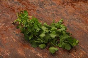 tas de feuilles de coriandre verte ou de coriandre photo